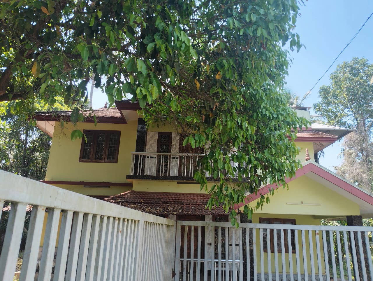 4 km away from Kodungallur | 2.5 acre land & old house for sale | 2500 sqft | 4 bhk attached |