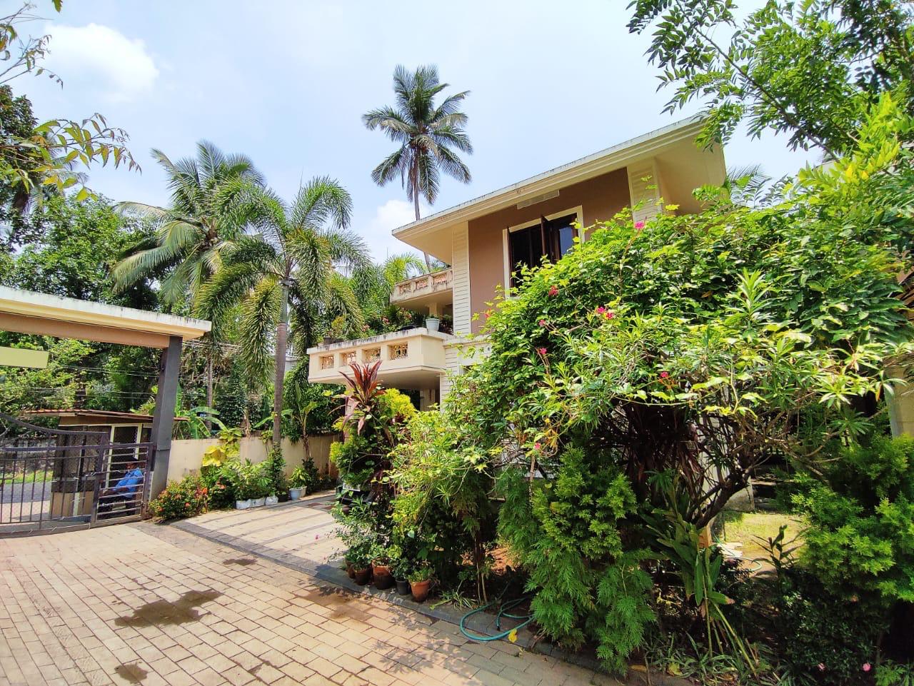 NEAR GURUVAYUR TEMPLE | HOUSE FOR SALE | 6 CENTS | 1675 SQFT | 3 BHK ATTACHED |