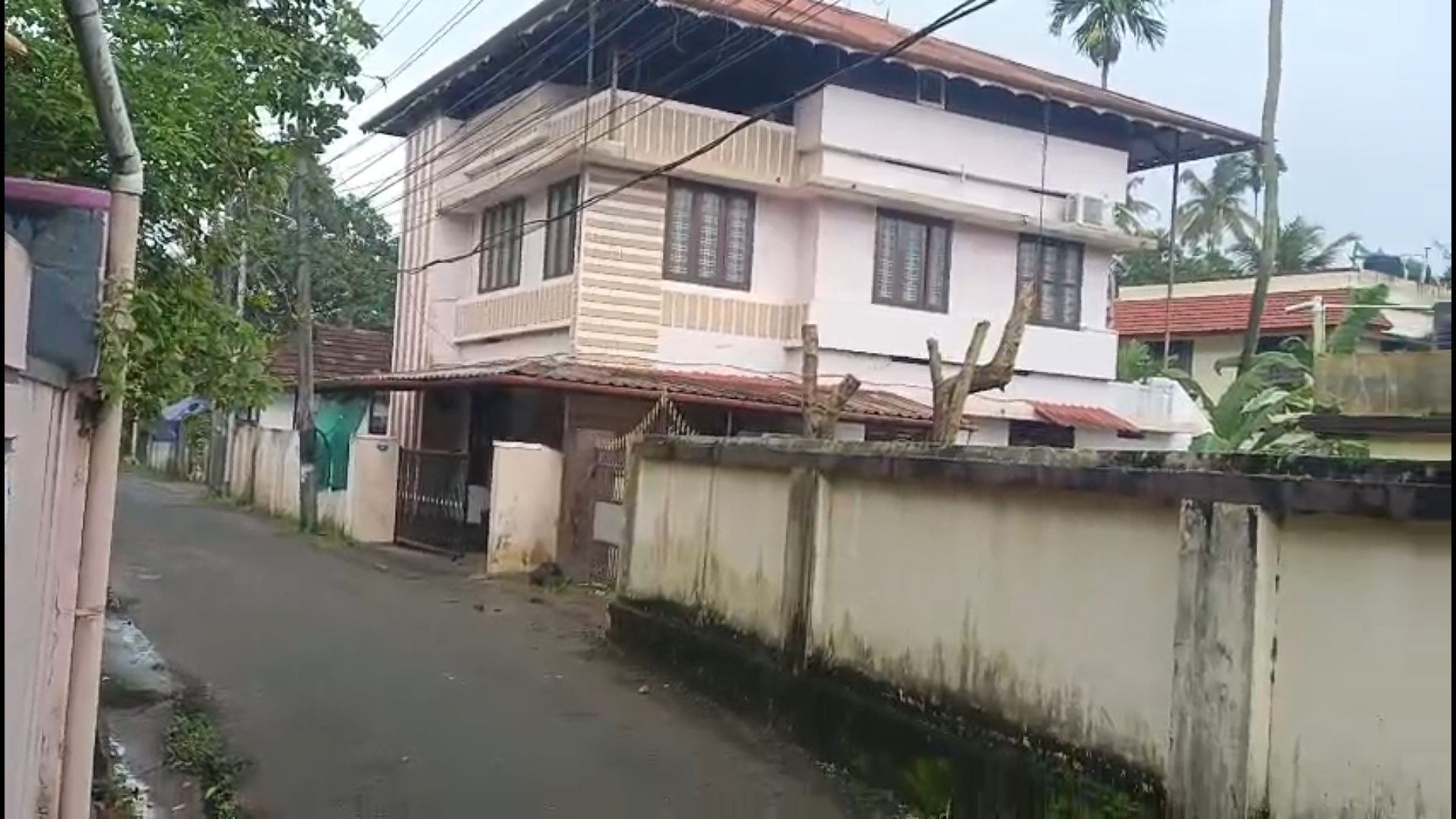 PERUMBAVOOR CENTER NEAR | 26.5 CENT LAND & OLD HOUSE FOR SALE |
